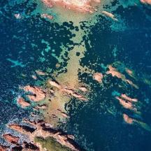 Una veduta aerea dell'oceano con impronte nell'acqua.