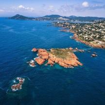una vista aerea di un'isola nell'oceano