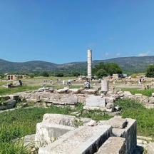 un grup de ruïnes amb un monument al fons