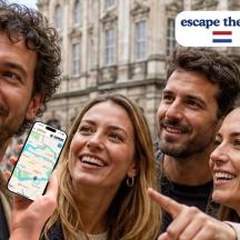 un grup de persones sostenint un telèfon mòbil