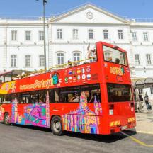 un autobus rosso a due piani parcheggiato a una fermata dell'autobus