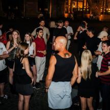 en gruppe mennesker som står i en folkemengde på en fest
