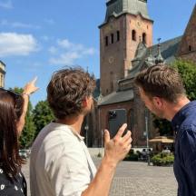 Ein Mann und eine Frau betrachten ein Gebäude