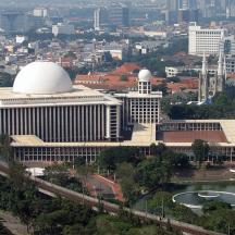 um grande edifício com uma cúpula branca no topo