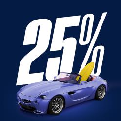 一輛載有衝浪板的敞篷車停在大型的 25% 優惠圖形前