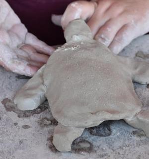 一个人在桌子上制作毛绒泰迪熊