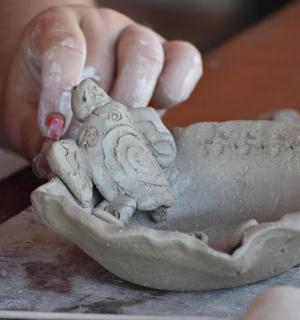 制作带有蜥蜴图案的陶碗的人