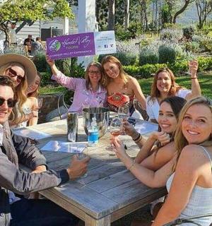 hópur fólks situr við tréborð