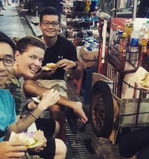 一群人在商店里吃饭