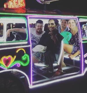 一群人坐在一辆货车里