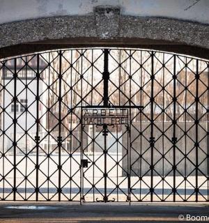 ein Eisentor mit einem Basketballkorb dahinter