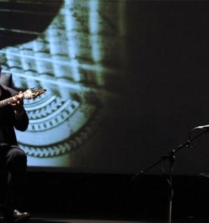 一名男子在麦克风旁弹吉他