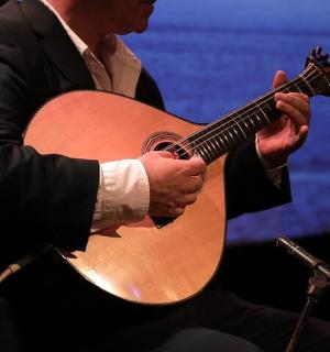 一个穿着西装的男人在弹吉他