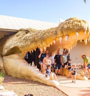 一群人站在恐龙展览前