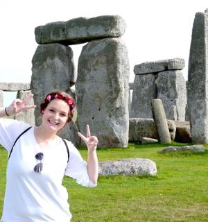 一位女士站在石碑前