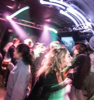 skupina lidí na večírku v klubu