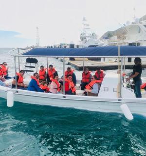 一群人在水中的船上