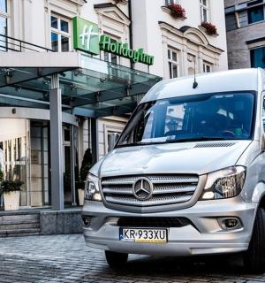 一辆白色货车停在一栋建筑物前