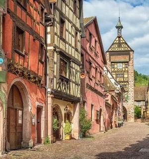 senamiesčio alėjoje su laikrodžio bokštu