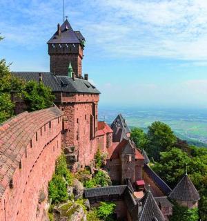 pilis ant kalvos su laikrodžio bokštu
