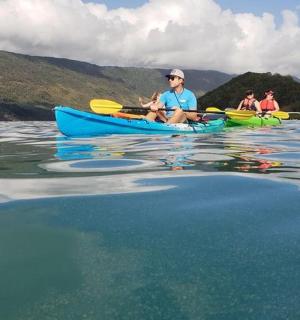 一群人在水面上划皮划艇