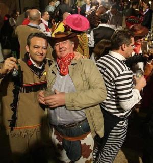 un grup de persones disfressades posant per a una foto