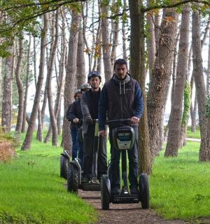 两个人在林间小路上骑着赛格威