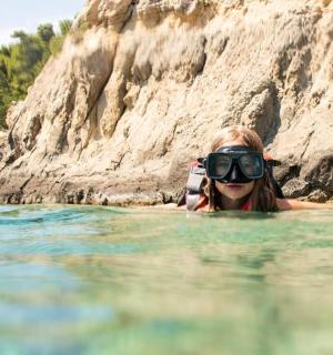 一名戴着潜水面罩在水中的女子