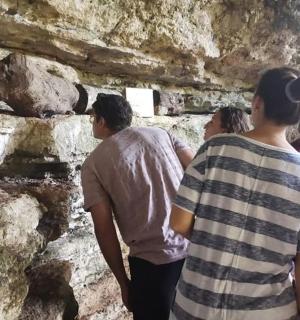 skupina lidí stojících v jeskyni