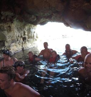 skupina lidí ve vodě v jeskyni