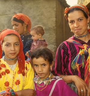 eine Gruppe von Menschen, die für ein Foto posieren