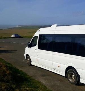 一辆白色货车停在路边