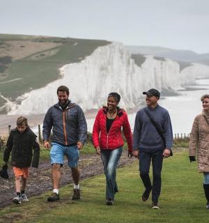 一群人沿着海边的小路行走
