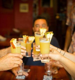 一群人举着酒杯