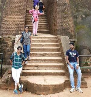 一群人站在楼梯上