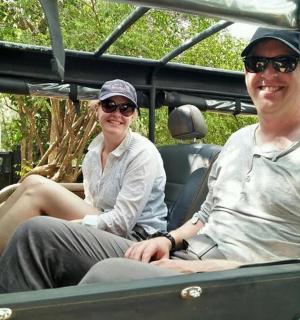 一男一女坐在吉普车后座