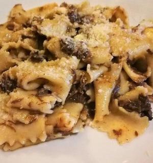 bílý talíř s těstovinovou miskou na něm