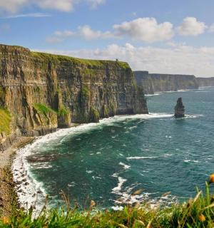 可以看到岩石形成的海景