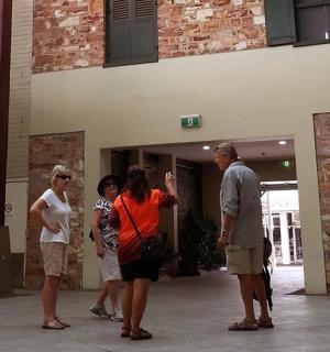 skupina lidí stojících před budovou