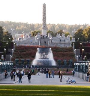 一群人在公园的喷泉周围散步