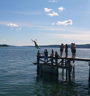 一群人站在水中的码头上