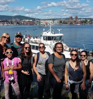 一群人在船前摆姿势拍照