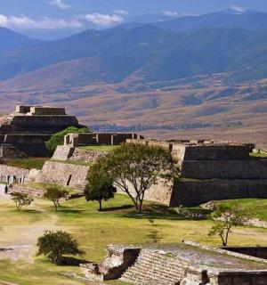 玛雅金字塔遗址一景