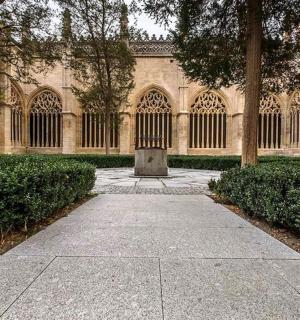 建筑物前有人行道的建筑物