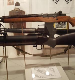 zbraň vystavená v muzejní expozici