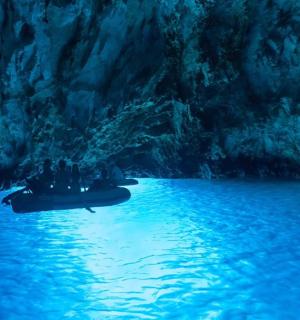 蓝洞中木筏上的一个人