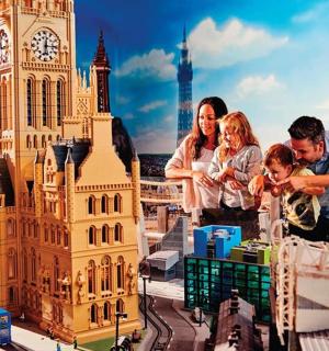 一群人站在钟楼模型旁边