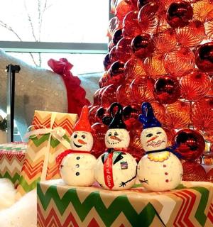 一群雪人坐在桌子上