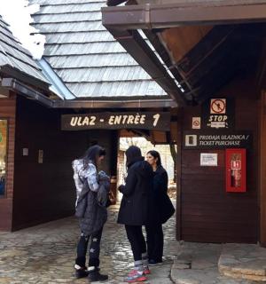 一群人站在商店外面