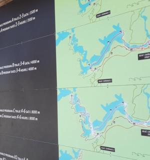 墙上的徒步路线图